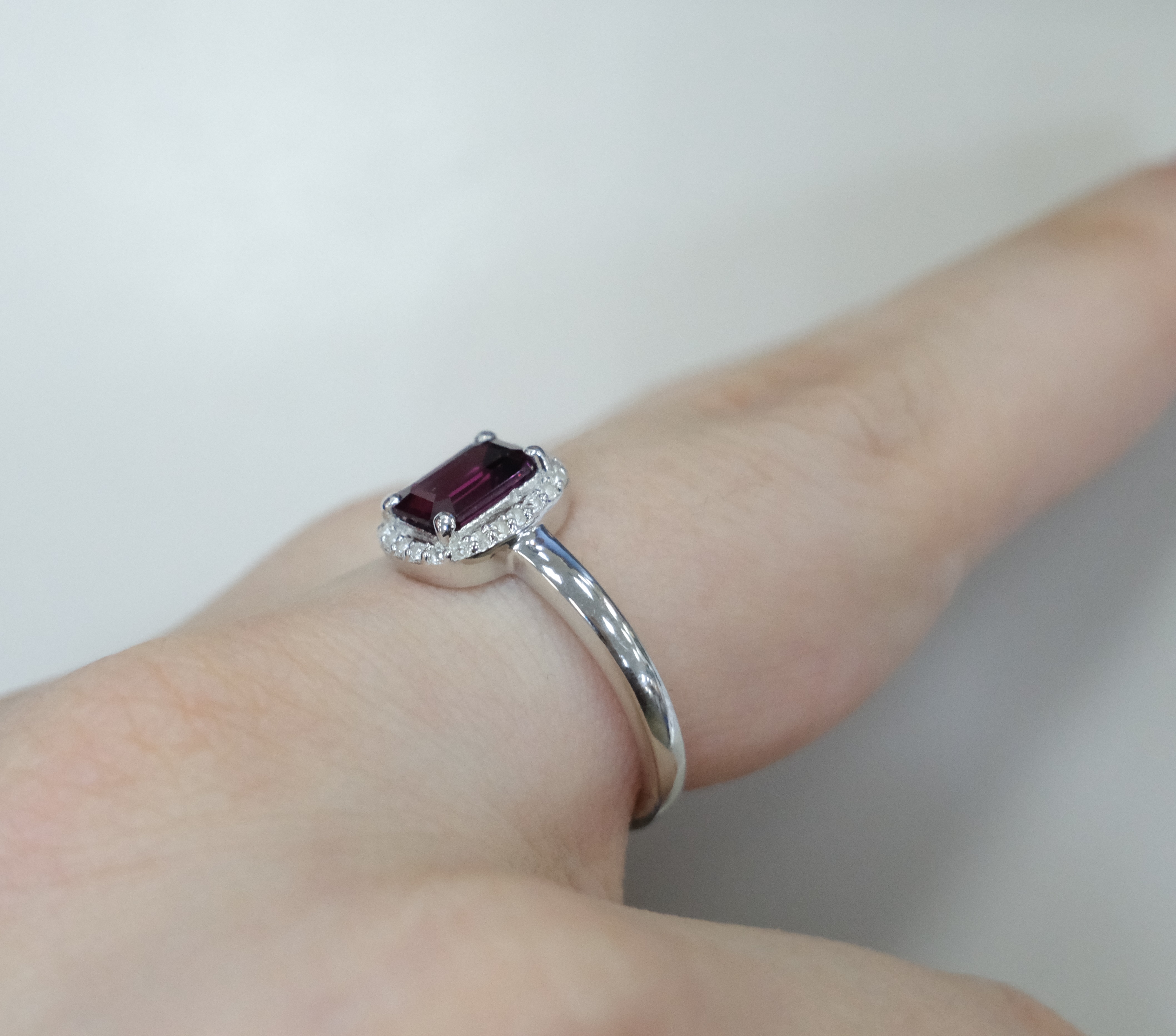 Серебряное кольцо с гранатом Умбалит